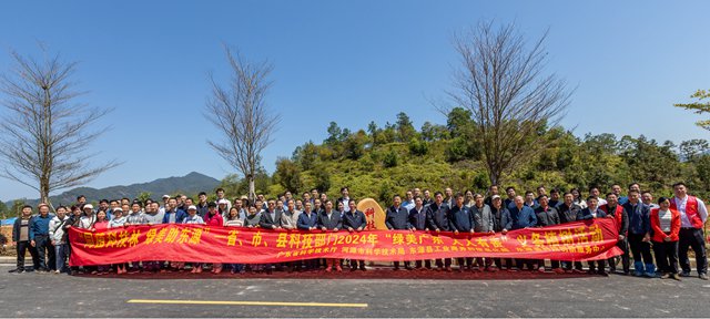 省市县科技部门党员干部植树后合影留念.jpg